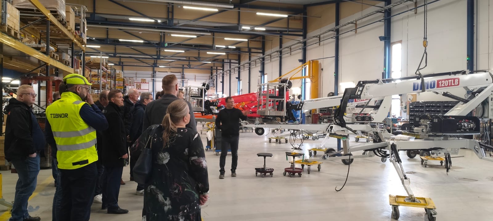 Ihmisiä Dinoliftin tiloissa.